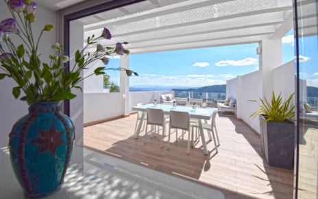 Outdoor dining facilities next to kitchen